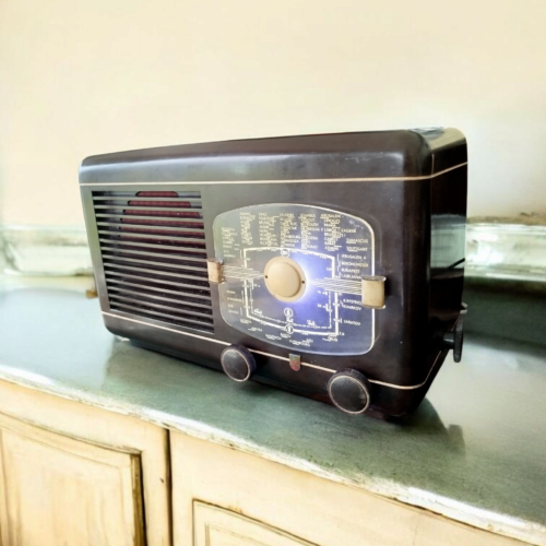 1950s Philips Bakelite Radio - Bluetooth Speaker