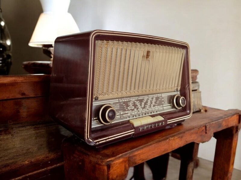 2025/04/1000081078.jpg Vintage 1950s Philips Maroon Bakelite Radio – Now a Bluetooth Speaker