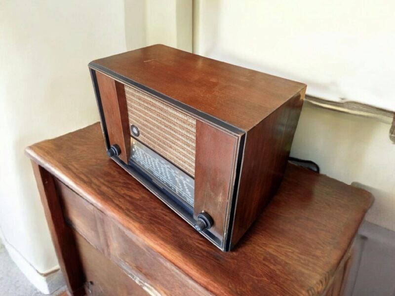 2025/05/1000081706.jpg 1950s Telefunken Timber Valve Radio Repurposed as Bluetooth Speaker with LED Lighting