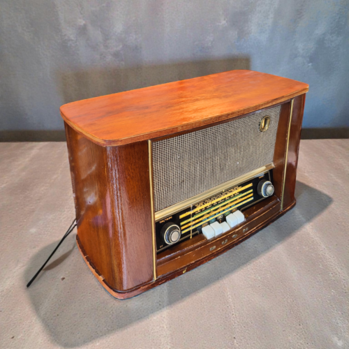 2026/01/1000065652.png 1950s Vintage Bush Radio Repurposed as Bluetooth
