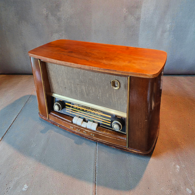 1950s Vintage Bush Radio Repurposed as Bluetooth