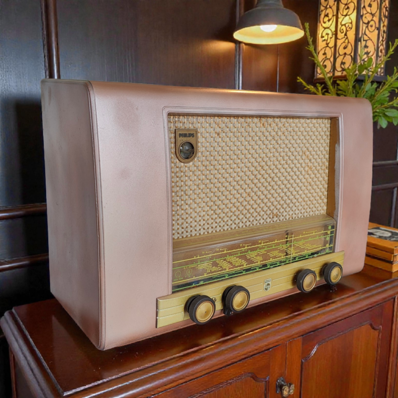 1950s Vintage Philips Radio Repurposed as Bluetooth Speaker