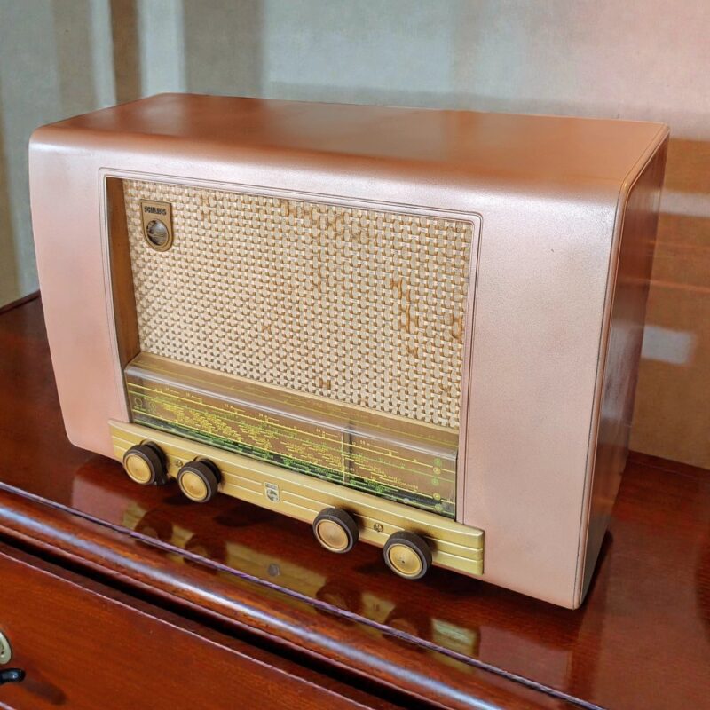 1950s Vintage Philips Radio Repurposed as Bluetooth Speaker