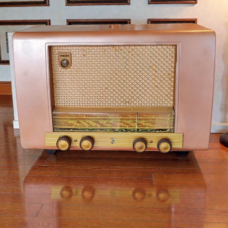 1950s Vintage Philips Radio Repurposed as Bluetooth Speaker