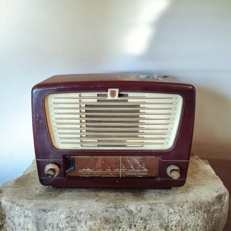 1950s Radiola Bakelite Radio Repurposed as Bluetooth Speaker