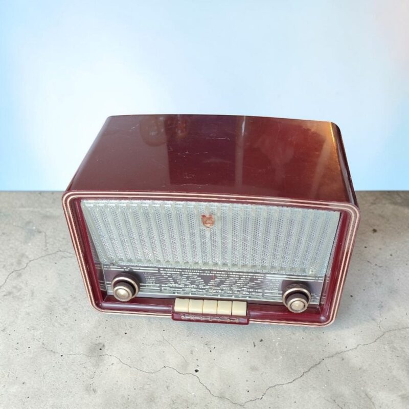 1950s Philips Bakelite Valve Radio Repurposed as Bluetooth Speaker