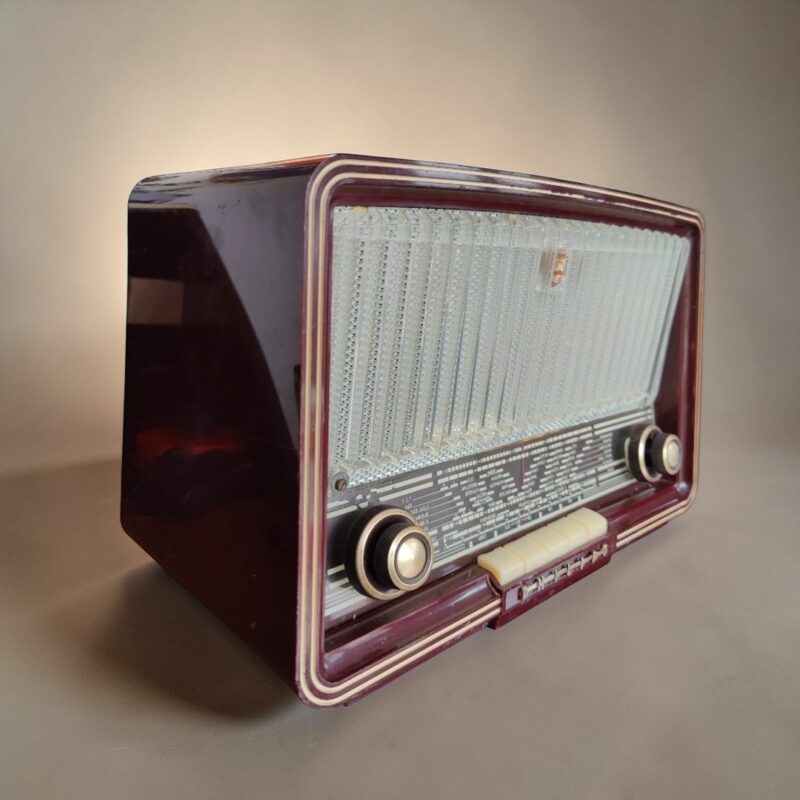 1950s Philips Bakelite Valve Radio Repurposed as Bluetooth Speaker