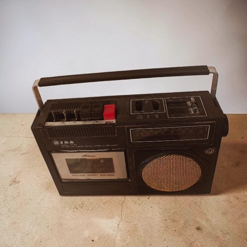 2026/03/1000069536.jpg 1980s Hira Tape Recorder Repurposed as Bluetooth Speaker