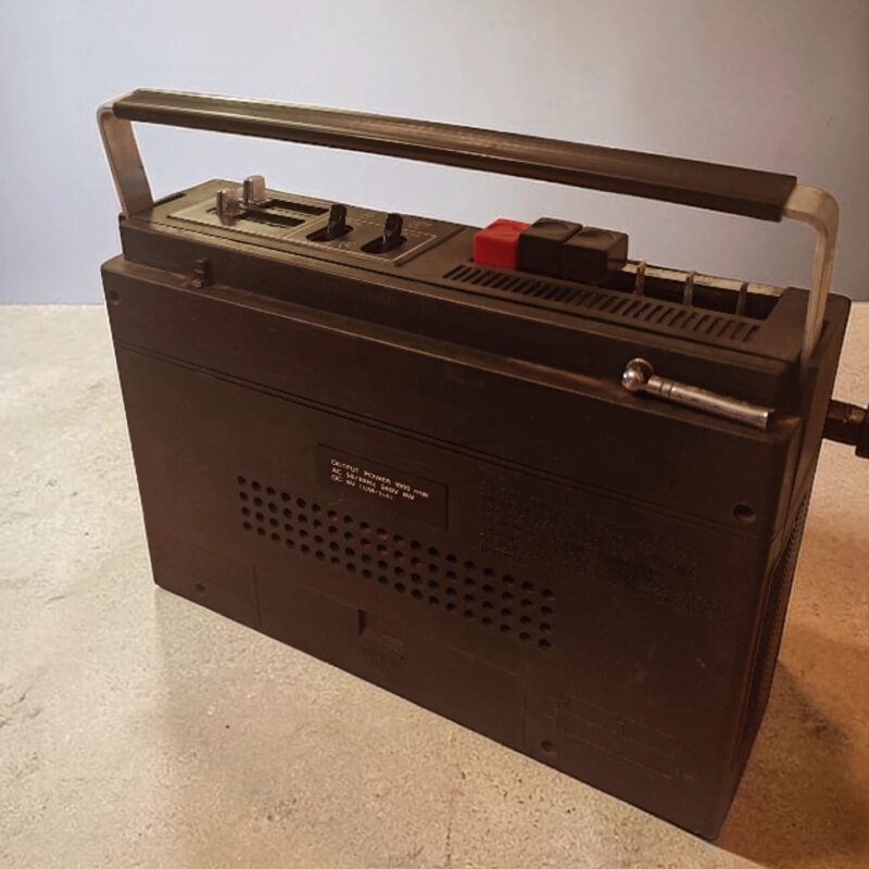 2026/03/1000069537.jpg 1980s Hira Tape Recorder Repurposed as Bluetooth Speaker